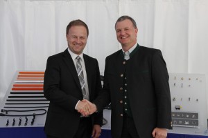 Gratulation seitens der Politik: Robert Niedergesäß (links) Landrat Ebersberg und Josef Minster, CEO der Schlemmer Group