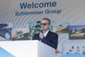 Schlemmer-CEO Josef Minster bei der Eröffnungsrede am Standort Haßfurt
