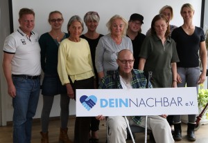 Die TeilnehmerInnen des Demenzhelfer-Kurses mit ihren Ausbilderinnen Magdalena Linze (2.v.l.) und Barbara Schachtschneider (2.v.r.). Foto: Peter Beutelberger